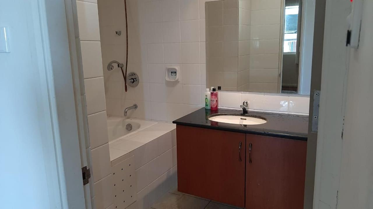 Santubong Suites B Just Like Home Damai กูชิง ภายนอก รูปภาพ